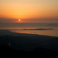 Golfo-di-Patti-e-Golfo-di-Milazzo-al-tramonto.-Sulla-destra-si-intravedono-Vulcano-e-Lipari